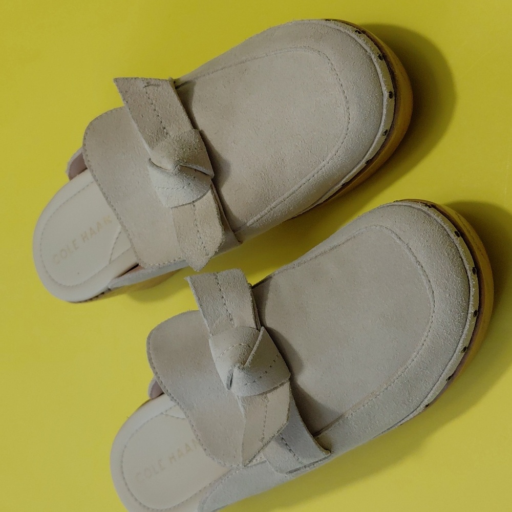 COLE HAAN Women's All Day Bow Suede Cream Clogs - 6.5B